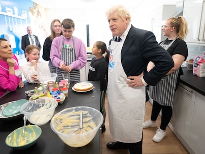 Boris Johnson y la ministra británica del Interior, Priti Patel, este domingo, en un centro juvenil de Mánchester.