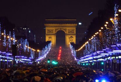 Miles de personas, la mayoría turistas, en la celebración de año nuevo en 2013 ante el Arco del Triunfo.