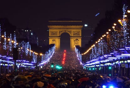 Miles de personas, la mayoría turistas, en la celebración de año nuevo en 2013 ante el Arco del Triunfo.