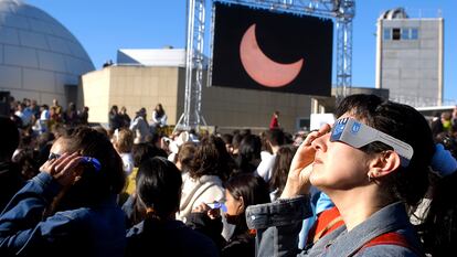 Público observando el eclipse solar anular del 3 de octubre de 2005 junto al Planetario de Madrid.