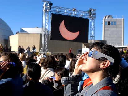 Público observando el eclipse solar anular del 3 de octubre de 2005 junto al Planetario de Madrid.