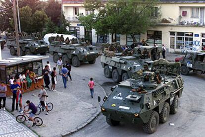 Los tanques españoles a su llegada a Istok (Kosovo) en 1999.