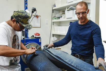 Bart Sights, vicepresidente de Levi’s y gurú del vaquero, en el laboratorio de la firma.