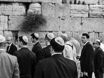 Visitantes junto al Muro de las Lamentaciones, uno de los grandes lugares sagrados del judaísmo.