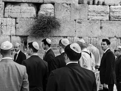 Visitantes junto al Muro de las Lamentaciones, uno de los grandes lugares sagrados del judaísmo.