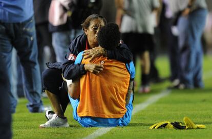 Un jugador de la selección panameña es consolado en el césped del estadio Rommel Fernández