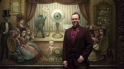El pintor norteamericano Mark Ryden junto a su obra 'The Parlor' en el CAC de Málaga.