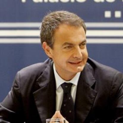 El presidente del Gobierno, Rodríguez Zapatero y la vicepresidenta segunda y ministra de Economía y Hacienda, Elena Salgado, durante la reunión que mantuvieron esta mañana en el Palacio de la Moncloa con la CECA, para informarles de la reforma legal que aprobará mañana el Consejo de Ministros.