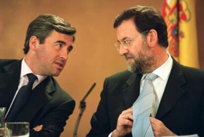 Ángel Acebes y Mariano Rajoy, ayer tras el Consejo de Ministros.