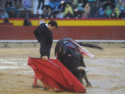 Finito de Córdoba muletea con la mano derecha a uno de sus toros.