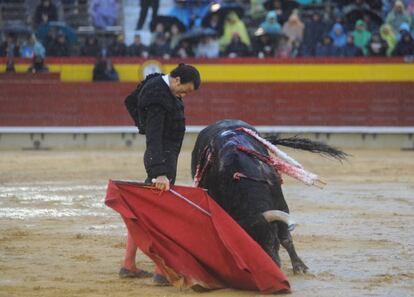 Finito de Córdoba muletea con la mano derecha a uno de sus toros.