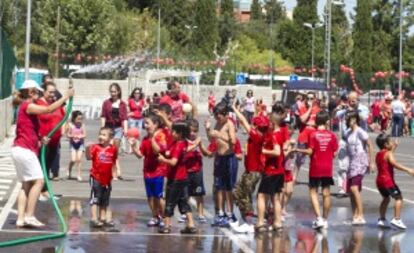 Niños y niñas del Sant Joan de Ribera juegan durante la acampada reivindicativa en Burjassot.