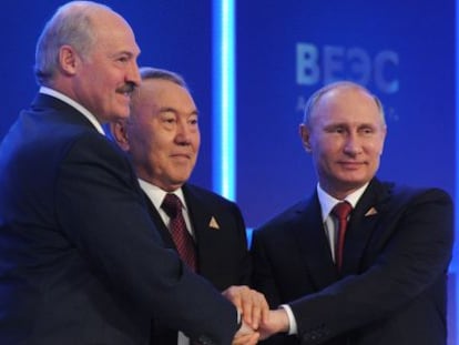 O presidente da Rússia, Cazaquistão e Bielorrúsia depois do acordo.