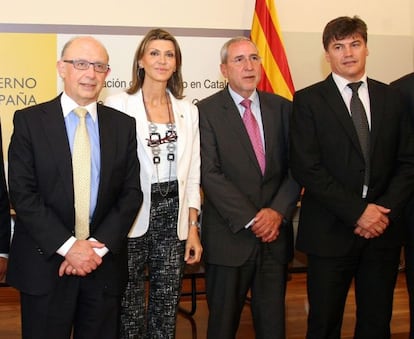 El ministro de Hacienda, Cristóbal Montoro;la delegada del Gobierno en Cataluña, María de los Llanos;el presidente de Pimec, Josep González, y el presidente de la Plataforma Multisectorial contra la Morosidad, Antoni Cañete.