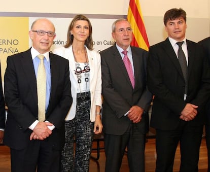 El ministro de Hacienda, Crist&oacute;bal Montoro;la delegada del Gobierno en Catalu&ntilde;a, Mar&iacute;a de los Llanos;el presidente de Pimec, Josep Gonz&aacute;lez, y el presidente de la Plataforma Multisectorial contra la Morosidad, Antoni Ca&ntilde;ete. 