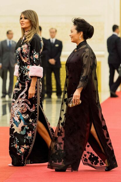 La primera dama Melania Trump con un traje tipo kimono acompaña a Peng Liyuan, esposa del presidente chino Xi Jinping, en el Gran Palacio del Pueblo de Pekín.