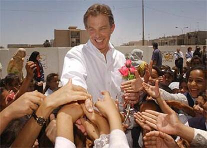 Tony Blair saluda a un grupo de escolares en Basora.