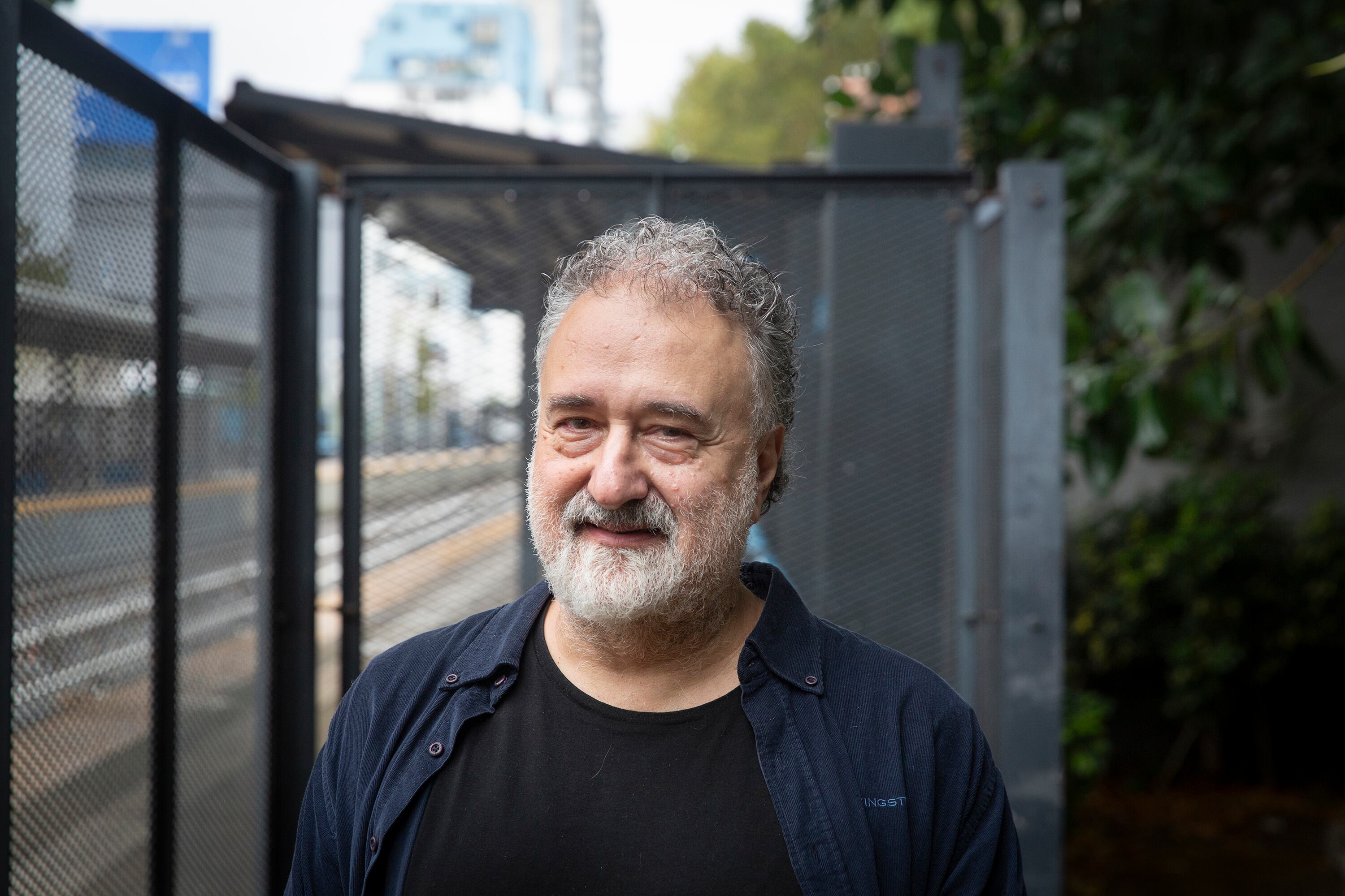 El escritor Alejandro Rozitchner, en el barrio de Vicente López.