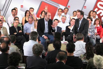 Alfredo Pérez Rubalcaba y Marcelino Iglesias, durante la reunión con alcaldes y portavoces municipales.