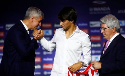 Joao Felix (c), el día de su presentación con el Atlético.