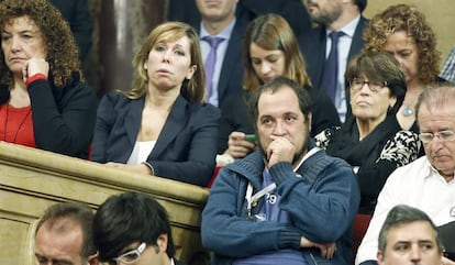 Los exdiputados David Fernández (2d), de la CUP, y Alicia Sánchez Camacho (2i), del PPC, en la tribuna de invitados del Parlament.