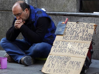 Un hombre pide ayuda en una c&eacute;ntrica calle de Madrid