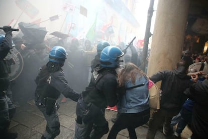 Un grupo de policías trata de dispersar a unos manifestantes de izquierda, este lunes en Bolonia.
