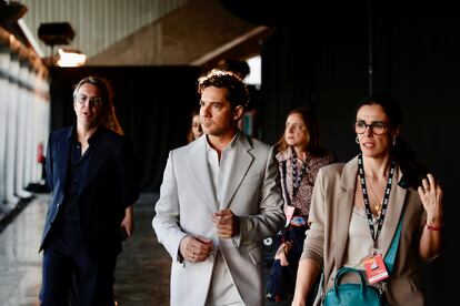 David Bisbal, a su llegada al Recinto Ferial de la isla canaria. El cantante almeriense es otro de los artistas premiados esta edición. En el 'photocall', el almeriense ha recordado la primera vez que escuchó una de sus canciones en la radio: “Fue algo muy especial, recuerdo que acababa de salir de la academia [de 'Operación triunfo']”. Bisbal es un habitual en la alfombra verde de estos premios. El año pasado, a pesar de no poder asistir, mandó un vídeo que fue retransmitido durante la gala.