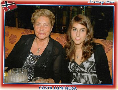 Laura Rius y su abuela Carmen en una de las fotos que comparten de sus múltiples cruceros juntas.