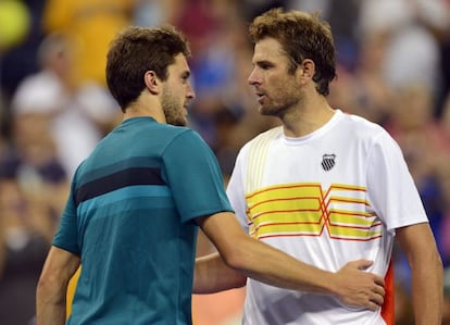 Mardy Fish saluda al francés Gilles Simon tras el partido.