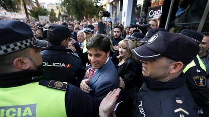 El diestro Francisco Rivera a su llegada escoltado al teatro Castellar de Elda ante las protestas antitaurinas el pasado 8 de abril.