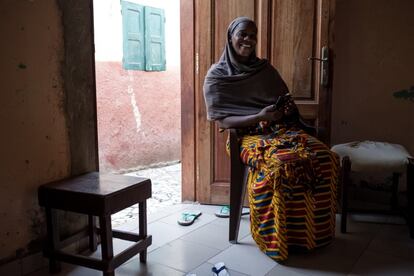 Seinabou Sarr, sentada en la puerta de una de las habitaciones de la casa de sus padres. Pese a que trabaja en un puesto de caramelos y que su marido le envía remesas mensualmente, reconoce que no se siente muy independiente ni empoderada porque no llega a fin de mes.