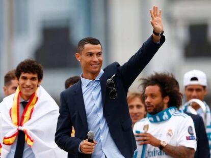 Cristiano Ronaldo celebra a 13ª Champions do Real Madridi em Cibeles.