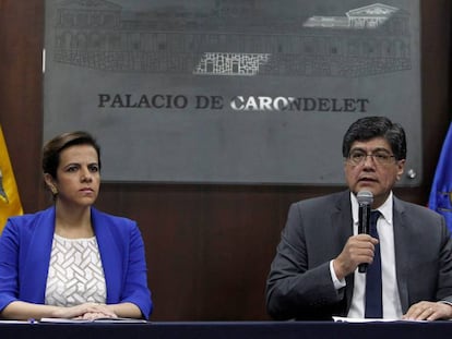 A ministra do Interior, María Paula Romo, e o ministro de Exteriores de Equador, José Valência, nesta quinta-feira em Quito.