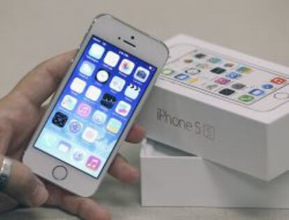 Un usuario prueba un iPhone 5C.