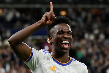 Vinicius Junior celebra el gol que ha abierto el marcador en la final  y que ha dado la decimocuarta Copa de Europa al Real Madrid. 