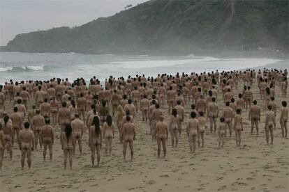 Los voluntarios posan desnudos ayer para Spencer Tunick en la playa del Kursaal de San Sebastián.