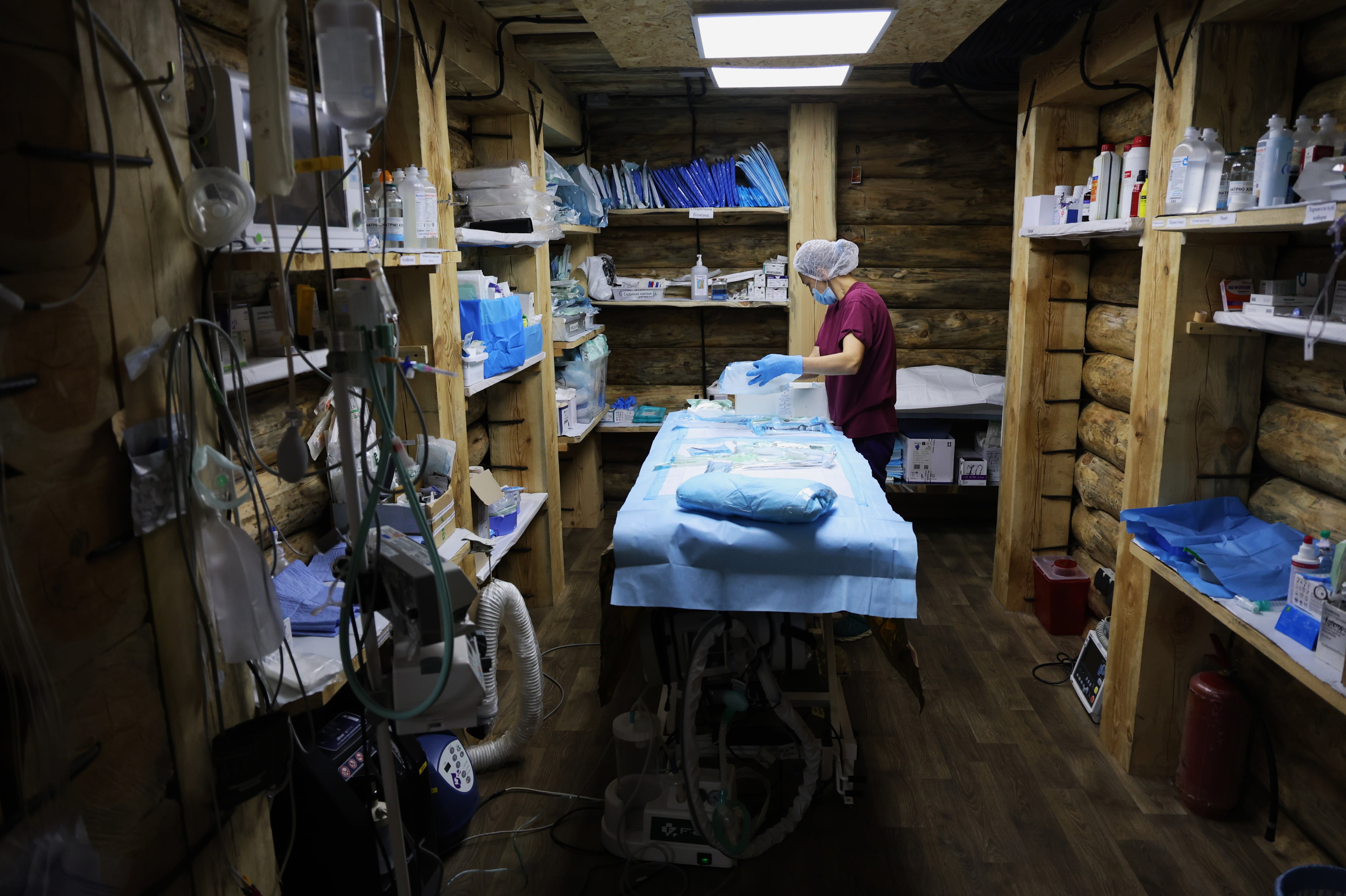 Una enfermera en un hospital subterráneo del frente de Pokrovsk (este de Ucrania).