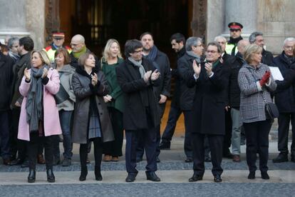 L'expresident de la Generalitat Artur Mas (2d), l'exvicepresidenta Joana Ortega (e) i l'exconsellera Irene Rigau (d), són acompanyats pel president de la Generalitat, Carles Puigdemont (c), i la presidenta del Parlament, Carme Forcadell (2e), a les portes del Palau de la Generalitat.