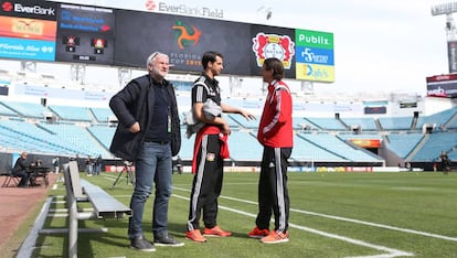 De izquierda a derecha, Rüdi Voller, Jonas Boldt y Roger Schmidt en el Bay Arena.