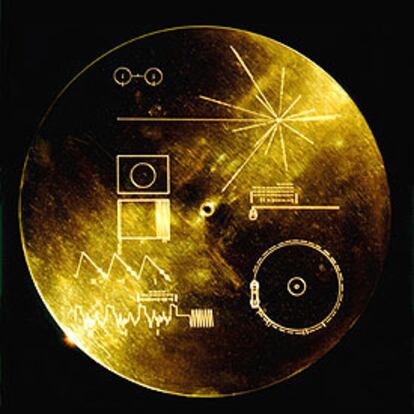 El disco dorado que llevan las Voyager con datos de la humanidad.