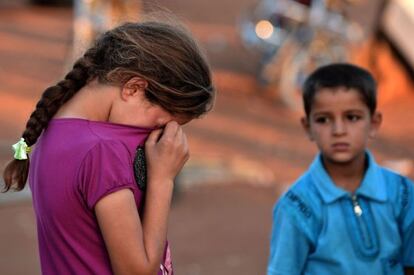 Una ni&ntilde;a siria llora por no poder cruzar la frontera turca. 