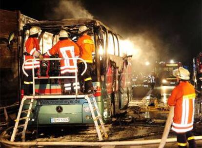 El autobús quedó completamente carbonizado tras incendiarse en plena marcha.