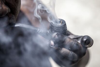 Lambe Sujo fuma cachimbo, em Laranjeiras, em Sergipe