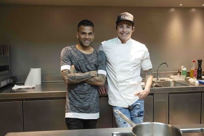 O jogador de futebol Daniel Alves (esquerda) e o cozinheiro João Alcântara.