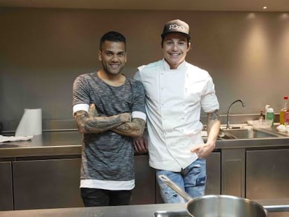 O jogador de futebol Daniel Alves (esquerda) e o cozinheiro João Alcântara.