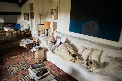 La mecenas, leyendo en el salón de su estudio. El cuadro que cuelga sobre el sofá es de Antoni Tàpies. 