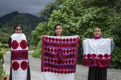 Las artesanas, Antonia Sántiz López, Sofía Luna Sántiz y Petrona Girón Méndez muestran bordados elaborados por ellas en Tenejapa, Chiapas.