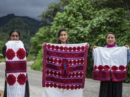 Las artesanas, Antonia Sántiz López, Sofía Luna Sántiz y Petrona Girón Méndez muestran bordados elaborados por ellas en Tenejapa, Chiapas.