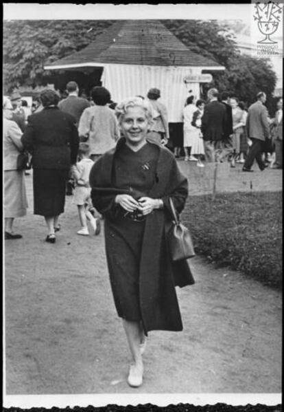 Merc&egrave; Rodoreda, paseando por Ch&acirc;tel-Guyon, en agosto de 1954.